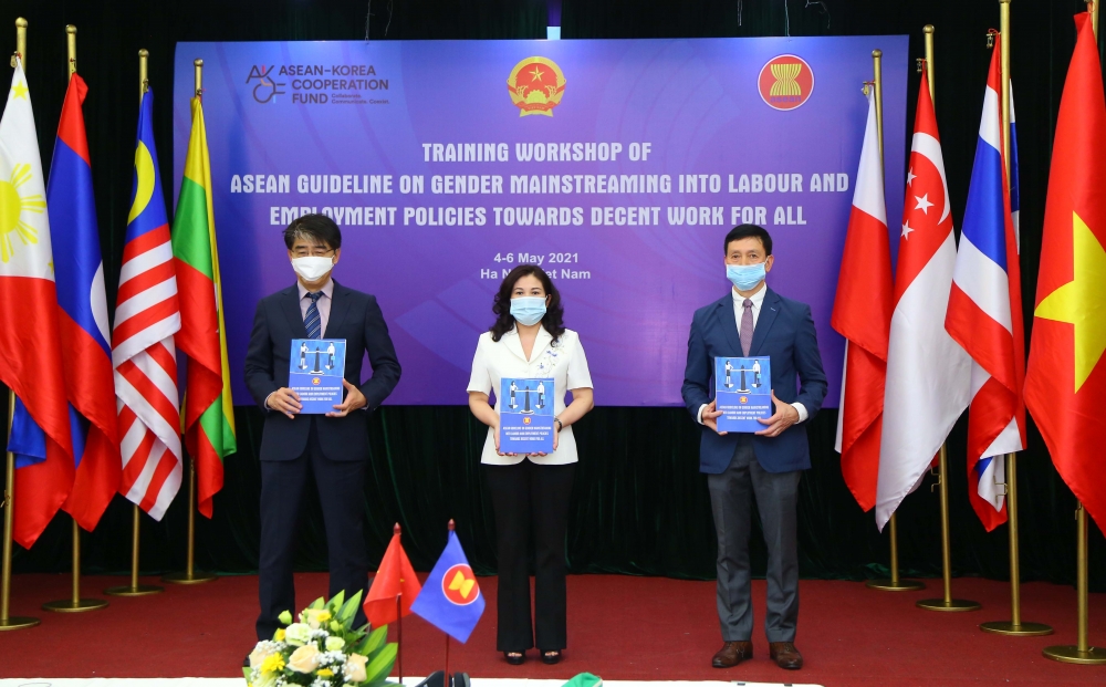 Ra mắt Hướng dẫn ASEAN về lồng ghép giới trong chính sách lao động và việc làm Ra mắt Hướng dẫn ASEAN về lồng ghép giới trong chính sách lao động và việc làm
