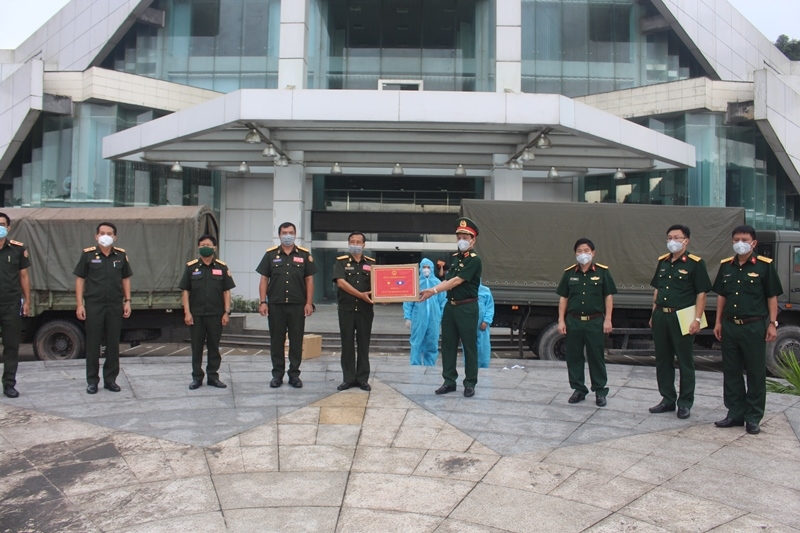 Binh đoàn 11, Quân khu 4 trao vật tư y tế hỗ trợ Lào phòng dịch COVID-19 Binh đoàn 11, Quân khu 4 trao vật tư y tế hỗ trợ Lào phòng dịch COVID-19