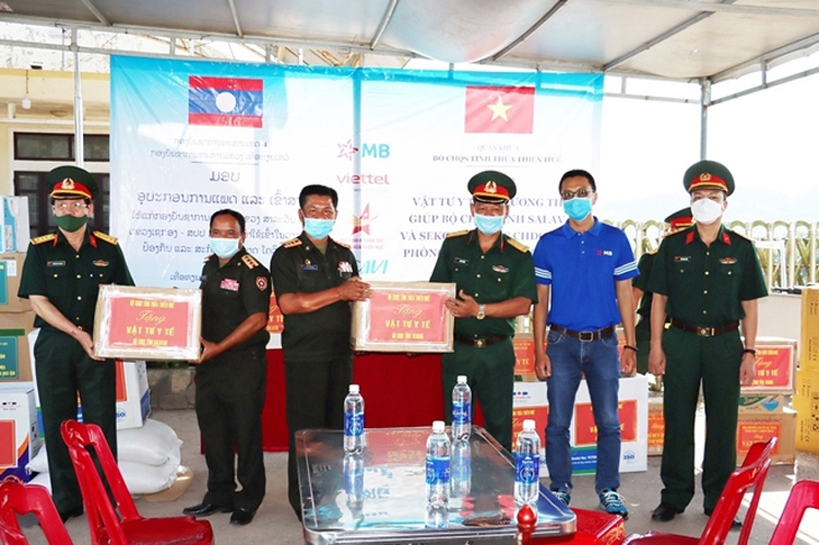 Bộ Quốc phòng trao tặng vật tư y tế chống dịch COVID-19 cho Lào và Campuchia