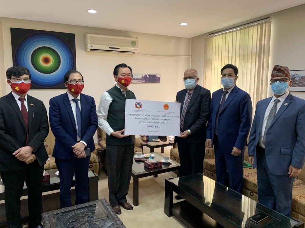 Việt Nam trao tặng 30.000 USD cho Chính phủ và nhân dân Nepal phòng chống dịch COVID-19 Việt Nam trao tặng 30.000 USD cho Chính phủ và nhân dân Nepal phòng chống dịch COVID-19
