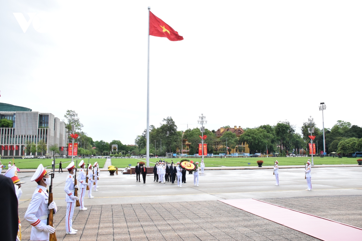 Thủ tướng Nhật Bản vào Lăng viếng Chủ tịch Hồ Chí Minh Thủ tướng Nhật Bản vào Lăng viếng Chủ tịch Hồ Chí Minh