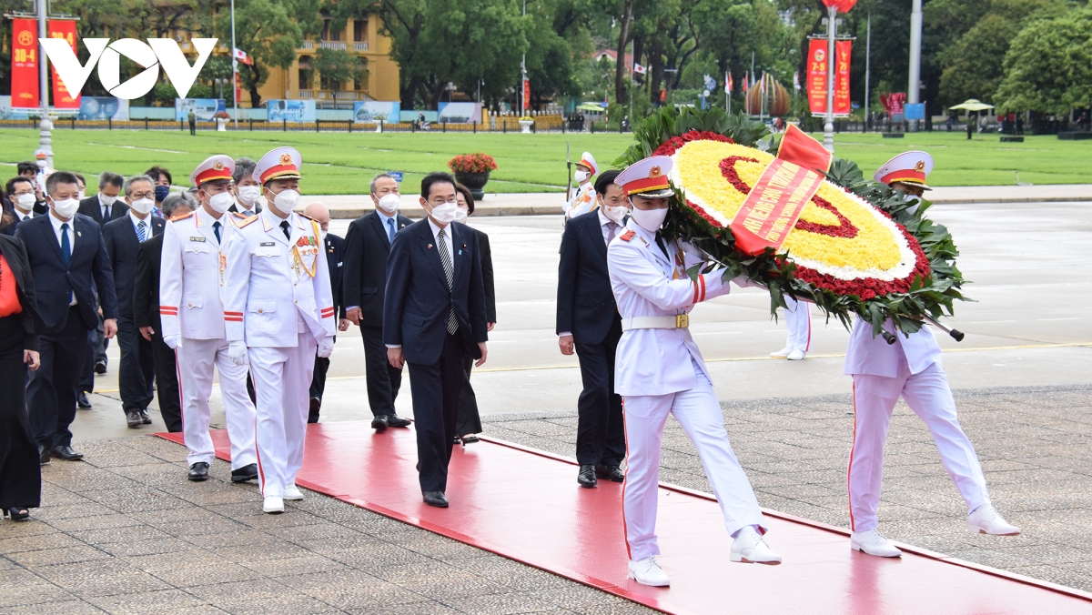 Thủ tướng Nhật Bản vào Lăng viếng Chủ tịch Hồ Chí Minh Thủ tướng Nhật Bản vào Lăng viếng Chủ tịch Hồ Chí Minh