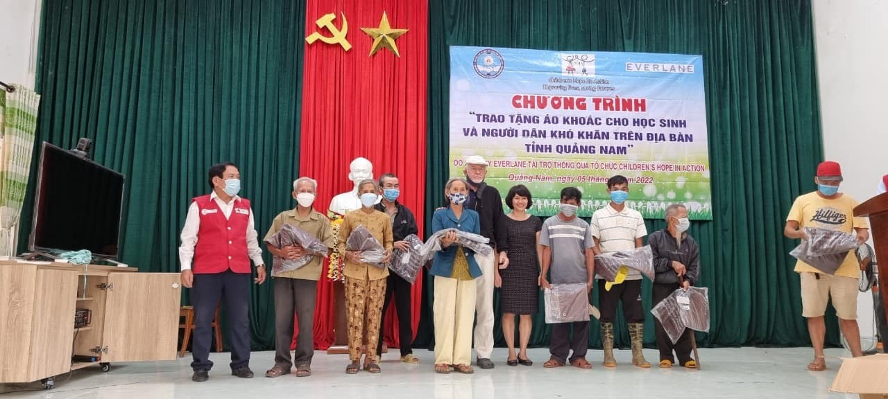 CHIA trao 987 chiếc áo khoác cho người dân huyện Phú Ninh (Quảng Nam) CHIA trao 987 chiếc áo khoác cho người dân huyện Phú Ninh (Quảng Nam)