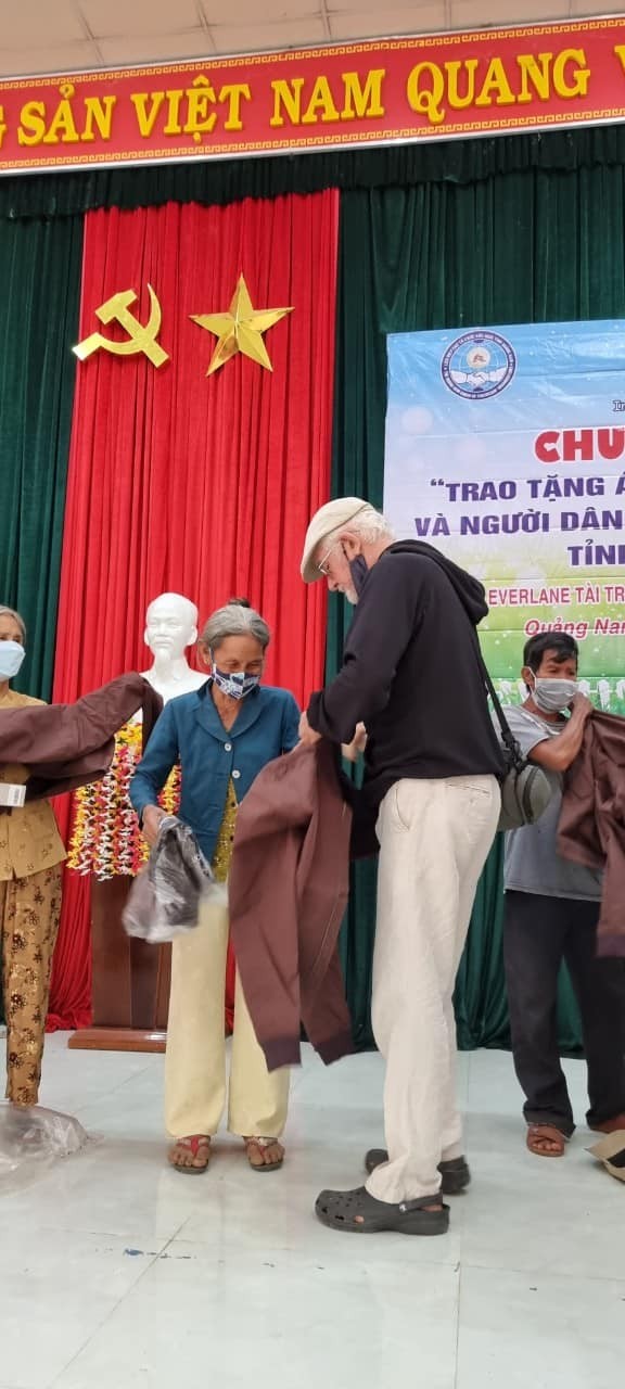 CHIA trao 987 chiếc áo khoác cho người dân huyện Phú Ninh (Quảng Nam) CHIA trao 987 chiếc áo khoác cho người dân huyện Phú Ninh (Quảng Nam)