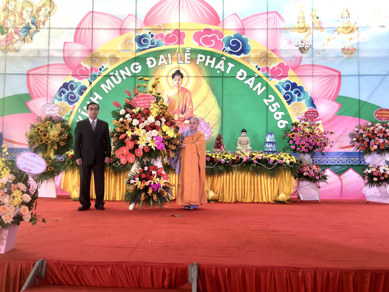 Hội liên lạc với người Việt Nam ở nước ngoài tham dự Đại lễ Phật đản tại chùa Khê Nữ Hội liên lạc với người Việt Nam ở nước ngoài tham dự Đại lễ Phật đản tại chùa Khê Nữ