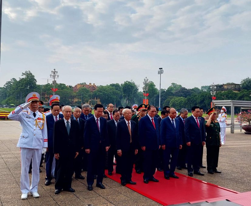 Lãnh đạo Đảng, Nhà nước vào Lăng viếng Chủ tịch Hồ Chí Minh - Ảnh 1. Lãnh đạo Đảng, Nhà nước vào Lăng viếng Chủ tịch Hồ Chí Minh - Ảnh 1.