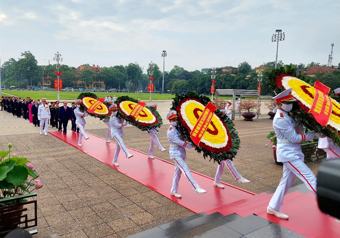 Lãnh đạo Đảng, Nhà nước vào Lăng viếng Chủ tịch Hồ Chí Minh - Ảnh 2. Lãnh đạo Đảng, Nhà nước vào Lăng viếng Chủ tịch Hồ Chí Minh - Ảnh 2.