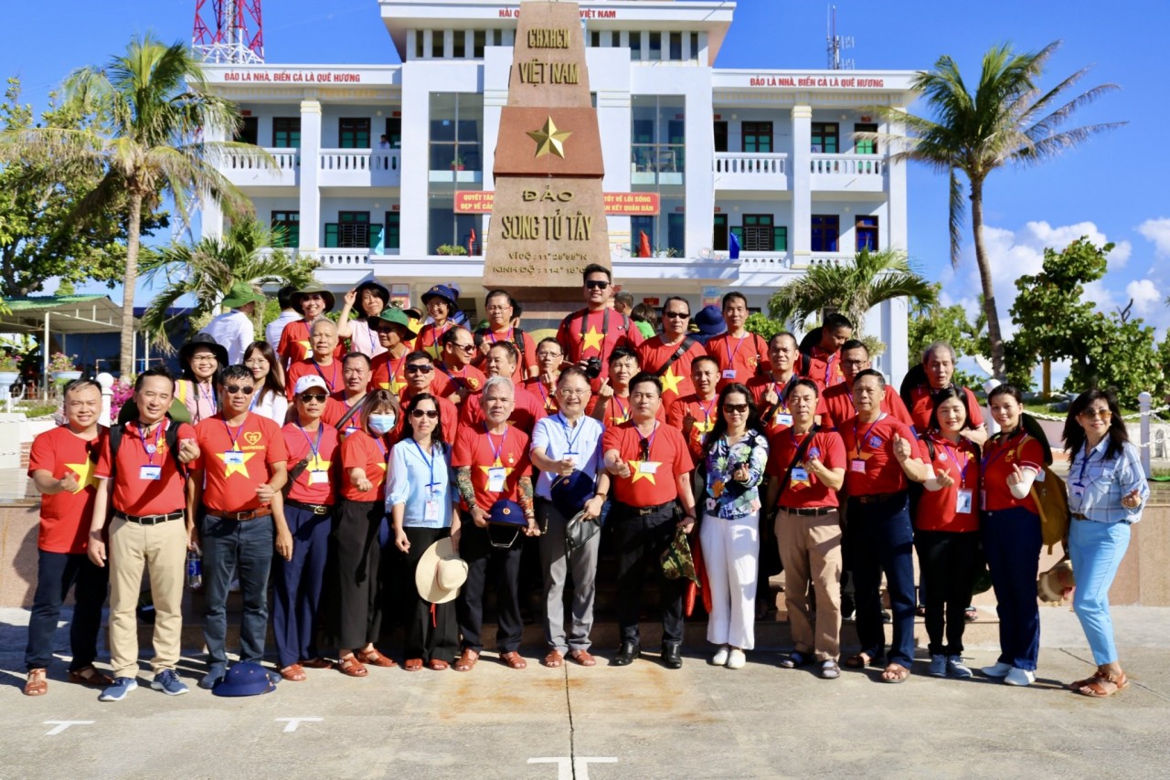 Kiều bào xúc động khi thăm Trường Sa và Nhà giàn DK1 Kiều bào xúc động khi thăm Trường Sa và Nhà giàn DK1