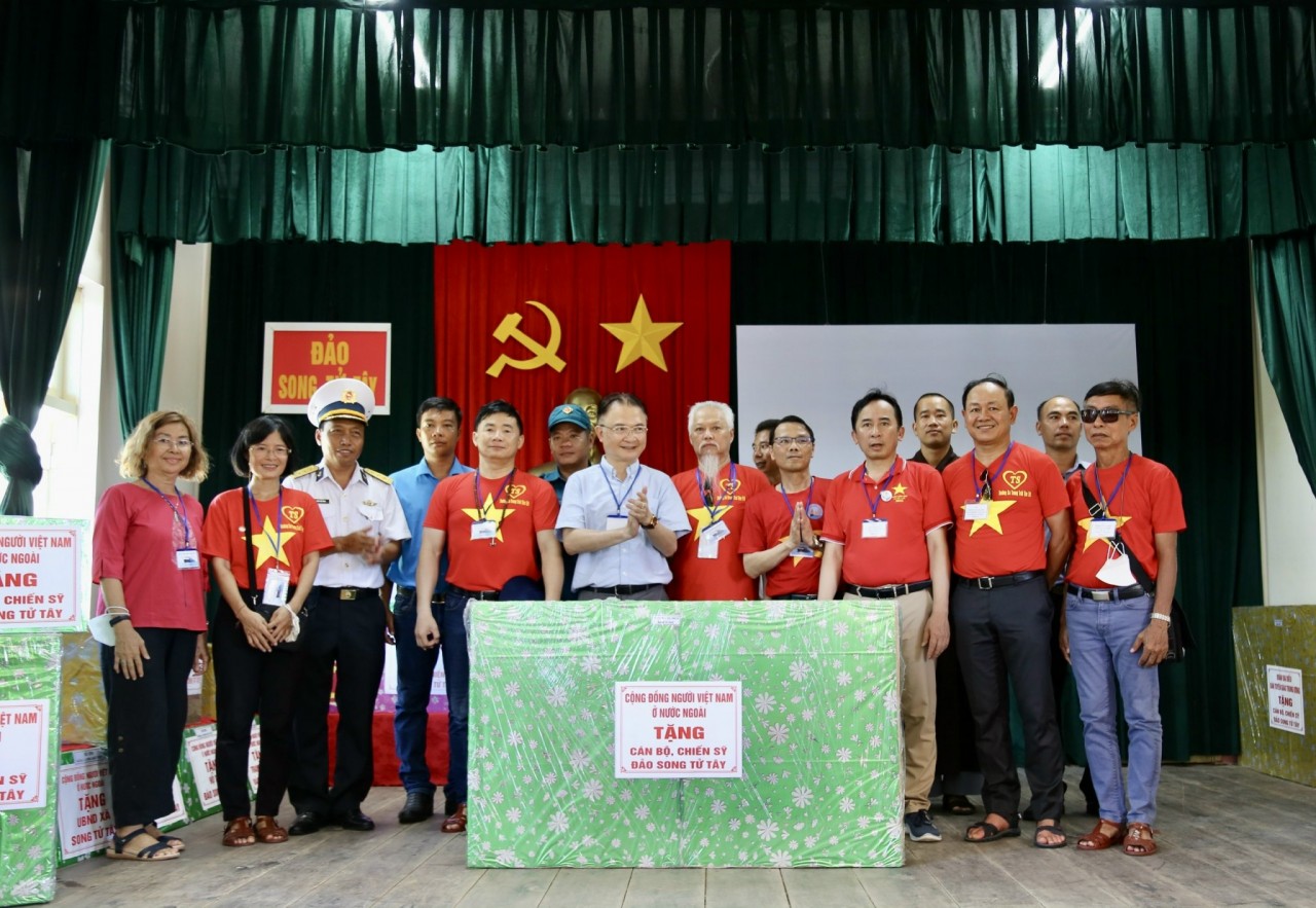 Kiều bào xúc động khi thăm Trường Sa và Nhà giàn DK1 Kiều bào xúc động khi thăm Trường Sa và Nhà giàn DK1