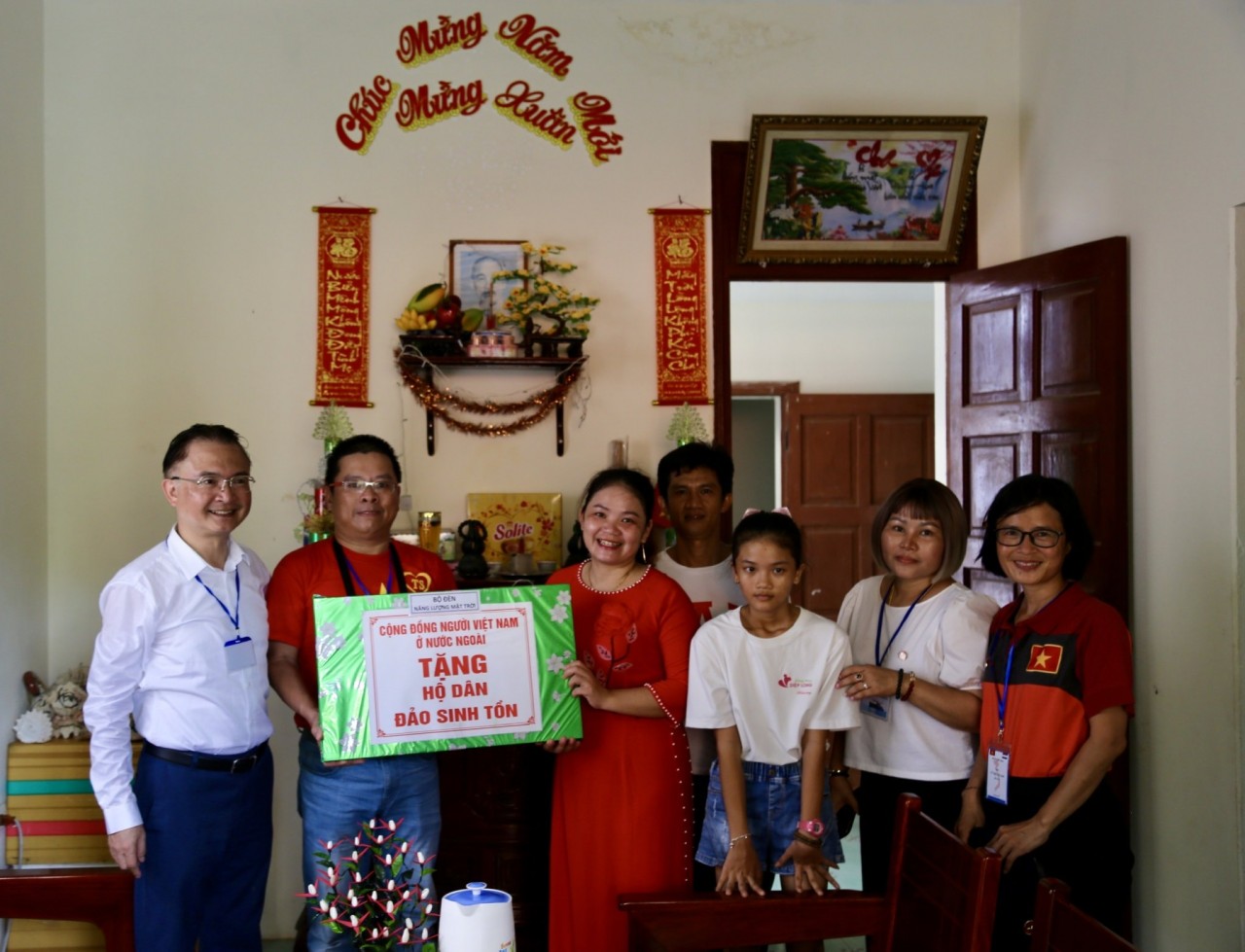 Kiều bào xúc động khi thăm Trường Sa và Nhà giàn DK1 Kiều bào xúc động khi thăm Trường Sa và Nhà giàn DK1