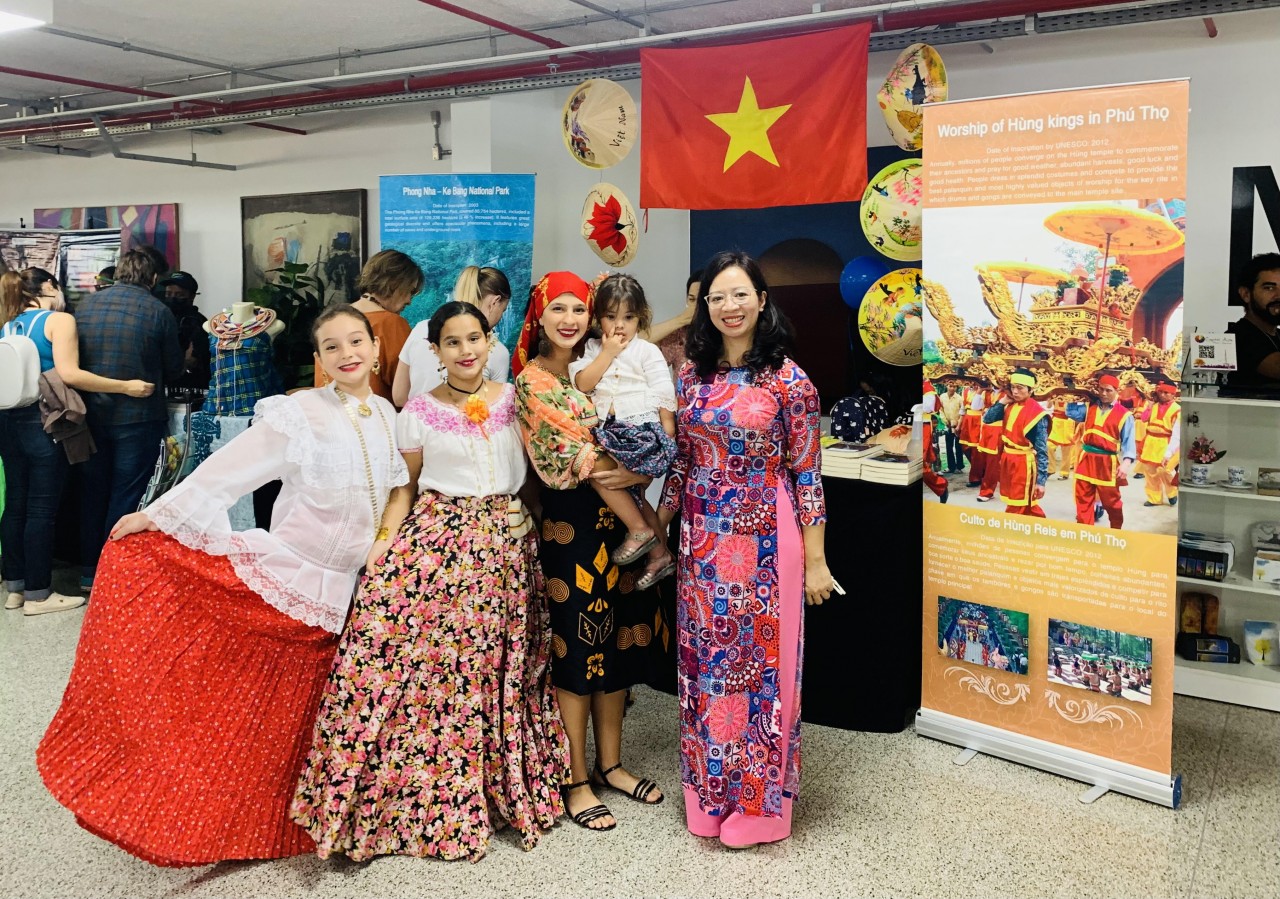 Quảng bá hàng thủ công mỹ nghệ, món ăn truyền thống của Việt Nam tại Brazil Quảng bá hàng thủ công mỹ nghệ, món ăn truyền thống của Việt Nam tại Brazil