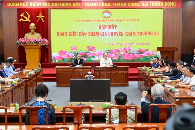 Kiều bào là sứ giả lan tỏa tình yêu Trường Sa Kiều bào là sứ giả lan tỏa tình yêu Trường Sa