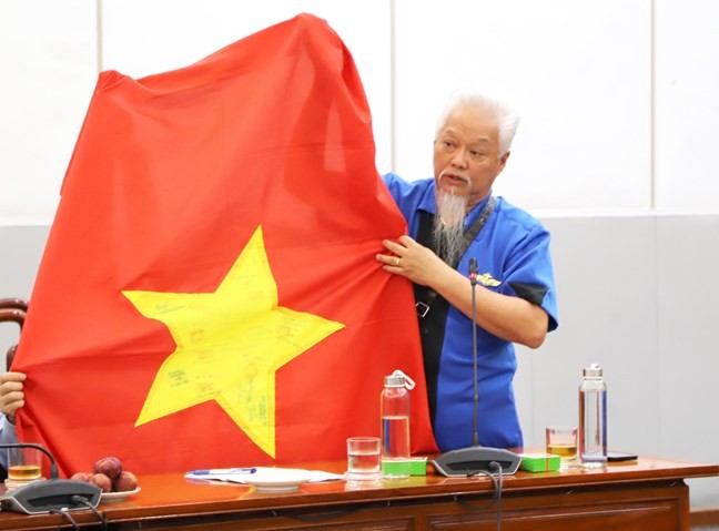 Kiều bào là sứ giả lan tỏa tình yêu Trường Sa Kiều bào là sứ giả lan tỏa tình yêu Trường Sa