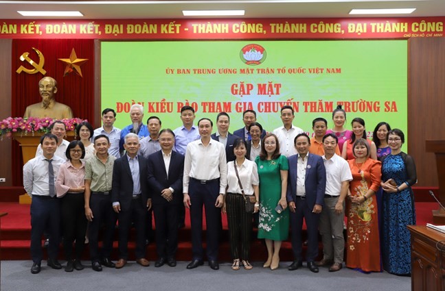 Kiều bào là sứ giả lan tỏa tình yêu Trường Sa Kiều bào là sứ giả lan tỏa tình yêu Trường Sa