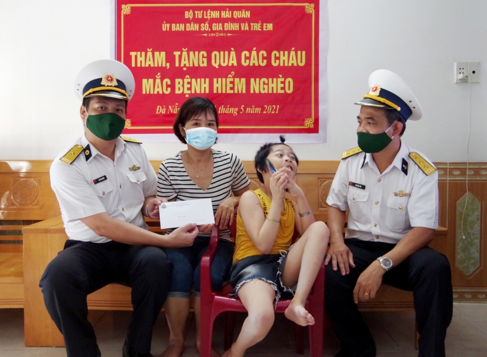 Nhiều hoạt động chăm lo, tặng quà cho trẻ em khuyết tật Việt Nam ngày Quốc tế thiếu nhi Nhiều hoạt động chăm lo, tặng quà cho trẻ em khuyết tật Việt Nam ngày Quốc tế thiếu nhi