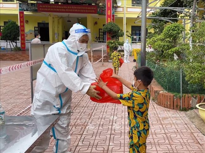 Chăm lo, tặng quà Tết thiếu nhi cho trẻ em trong khu cách ly Covid-19 Chăm lo, tặng quà Tết thiếu nhi cho trẻ em trong khu cách ly Covid-19