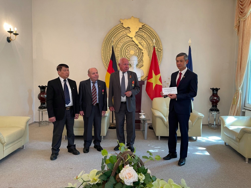 Siegfried Sommer và Paul Hoffmann: Hai người bạn Đức nhận huân, huy chương hữu nghị của Việt Nam Siegfried Sommer và Paul Hoffmann: Hai người bạn Đức nhận huân, huy chương hữu nghị của Việt Nam