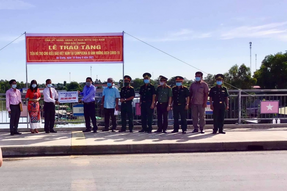 Sóc Trăng trao 200 triệu đồng hỗ trợ cộng đồng người Khmer gốc Việt tại Campuchia Sóc Trăng trao 200 triệu đồng hỗ trợ cộng đồng người Khmer gốc Việt tại Campuchia