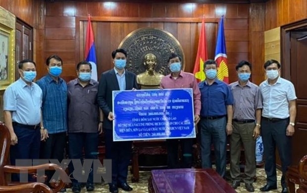 Tỉnh Oudomsay (Lào) trao tặng 27.600 USD hỗ trợ Điện Biên, Sơn La, Lai Châu ứng phó dịch COVID-19 Tỉnh Oudomsay (Lào) trao tặng 27.600 USD hỗ trợ Điện Biên, Sơn La, Lai Châu ứng phó dịch COVID-19