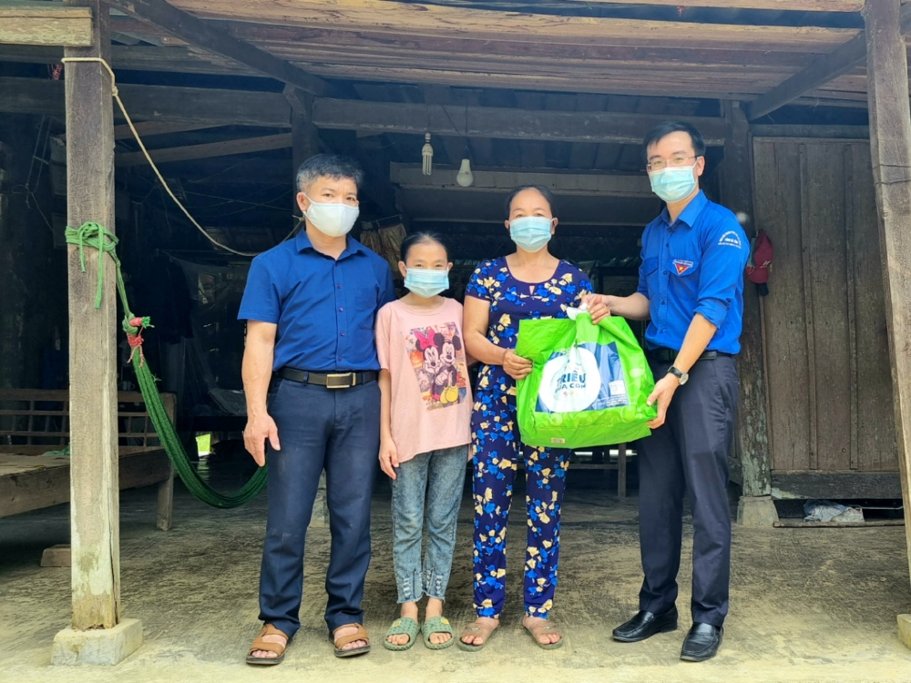 240.000 suất thực phẩm sẽ được trao cho người có hoàn cảnh khó khăn bị ảnh hưởng bởi COVID-19 240.000 suất thực phẩm sẽ được trao cho người có hoàn cảnh khó khăn bị ảnh hưởng bởi COVID-19