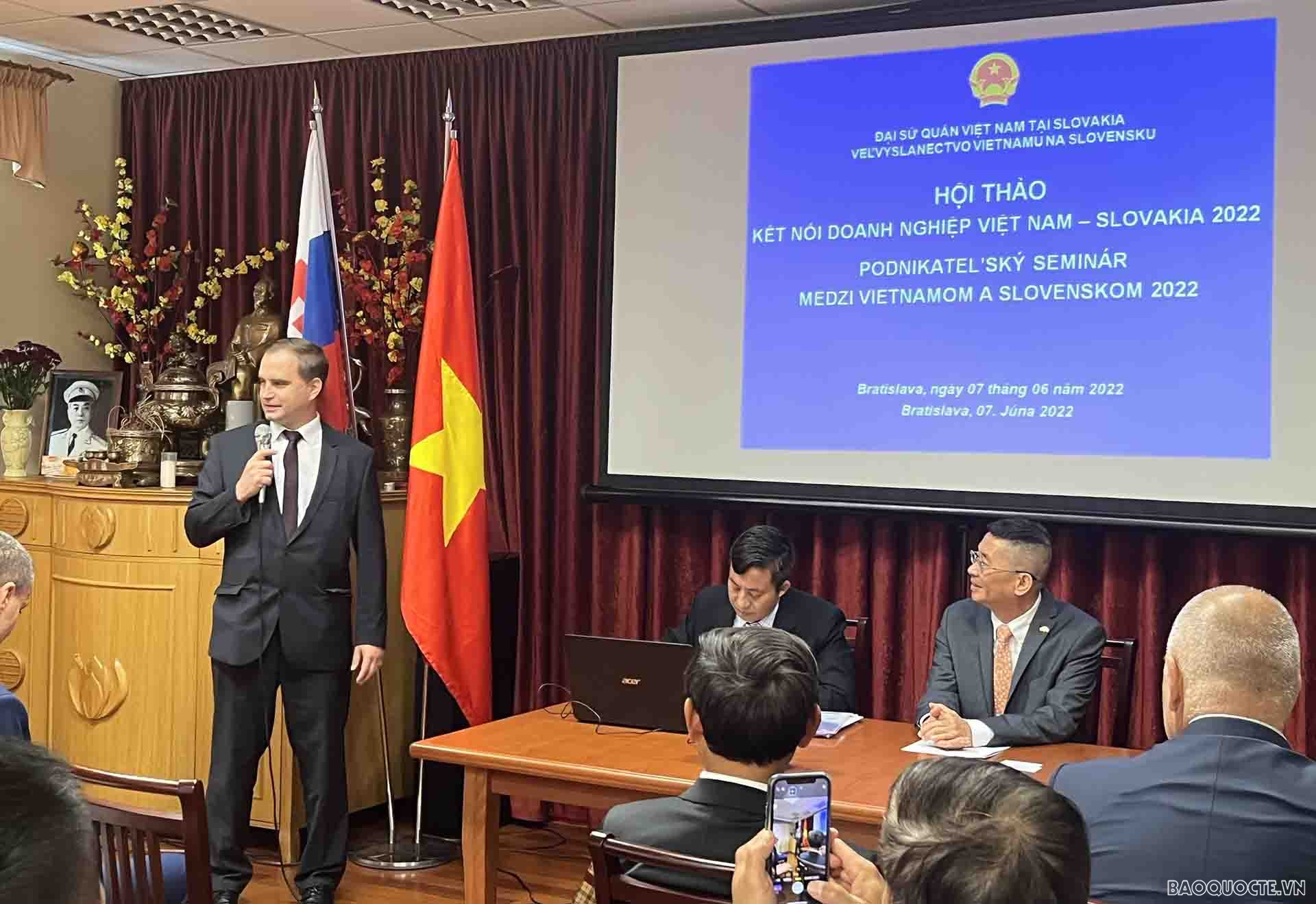 Đại biểu trao đổi tại Hội thảo. Đại biểu trao đổi tại Hội thảo.
