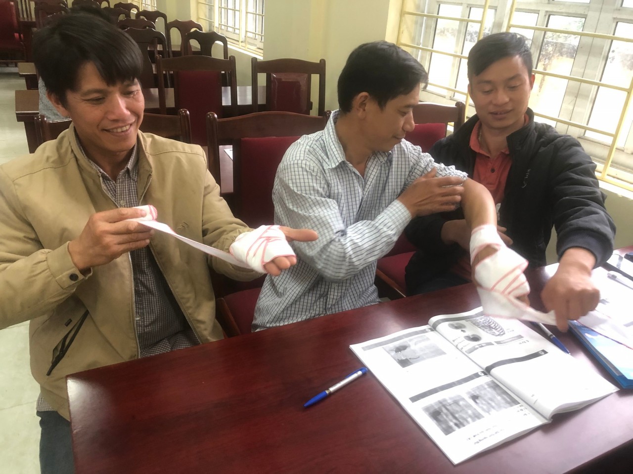Tập huấn sơ cấp cứu cho cộng đồng dân tộc thiểu số Cao Bằng Tập huấn sơ cấp cứu cho cộng đồng dân tộc thiểu số Cao Bằng