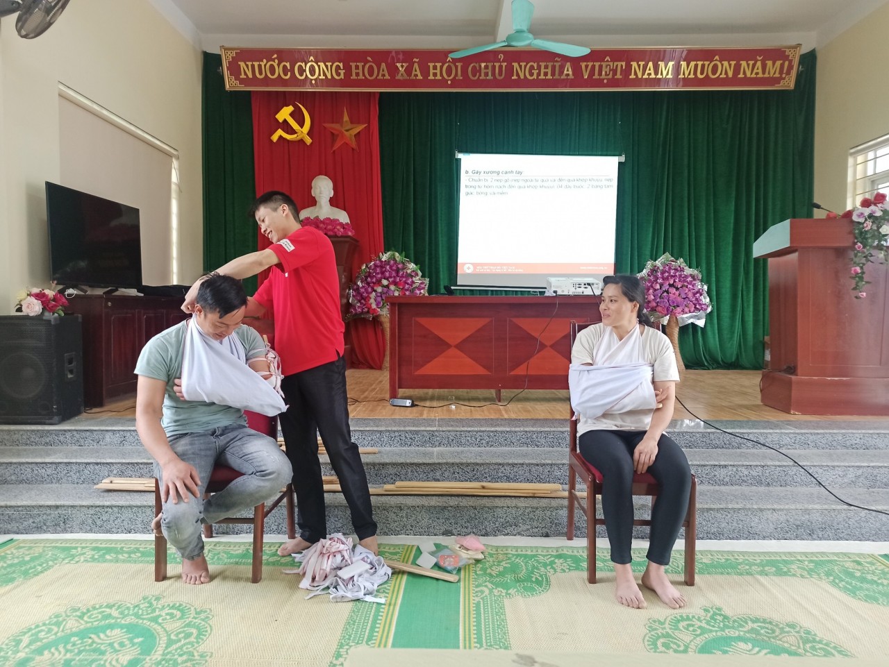 Tập huấn sơ cấp cứu cho cộng đồng dân tộc thiểu số Cao Bằng Tập huấn sơ cấp cứu cho cộng đồng dân tộc thiểu số Cao Bằng