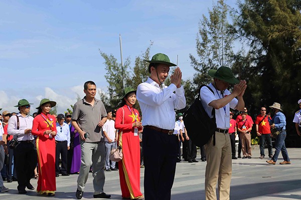Kiều bào về với Trường Sa trên những chuyến tàu đại đoàn kết Kiều bào về với Trường Sa trên những chuyến tàu đại đoàn kết