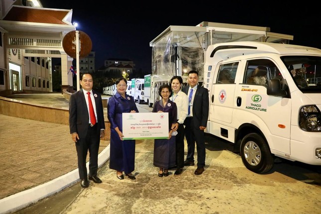 THACO AGRICULTURE tặng 15 xe khám chữa bệnh cơ động cho Hội chữ thập đỏ Campuchia THACO AGRICULTURE trao tặng 15 xe khám chữa bệnh cơ động cho Hội chữ thập đỏ Campuchia ảnh 2