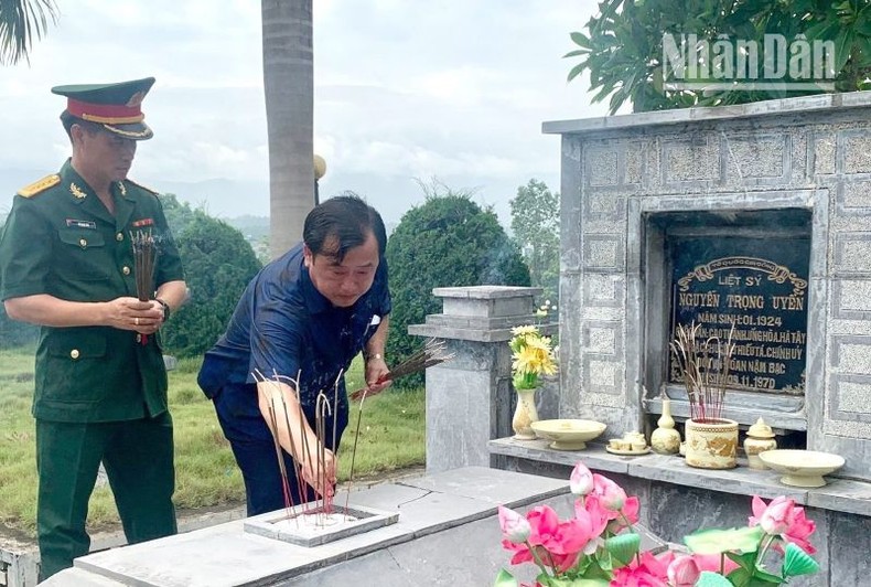 Truy điệu, an táng 8 hài cốt liệt sĩ quân tình nguyện Việt Nam hy sinh tại Lào Truy điệu, an táng 8 hài cốt liệt sĩ quân tình nguyện Việt Nam hy sinh tại Lào ảnh 1