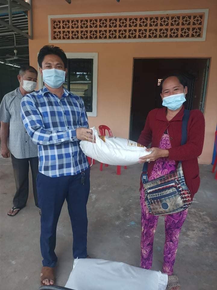 Phát quà cứu trợ cho 170 gia đình gốc Việt có hoàn cảnh đặc biệt khó khăn tại Koh Kong (Campuchia) Phát quà cứu trợ cho 170 gia đình gốc Việt có hoàn cảnh đặc biệt khó khăn tại Koh Kong (Campuchia)