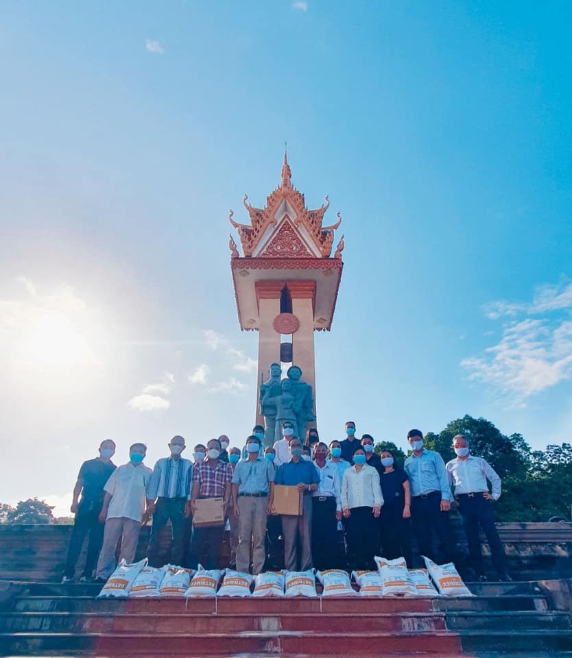 Tổng Lãnh sự quán Việt Nam tại Preah Sihanouk dâng hương tại Đài hữu nghị Campuchia-Việt Nam Tổng Lãnh sự quán Việt Nam tại Preah Sihanouk dâng hương tại Đài hữu nghị Campuchia-Việt Nam