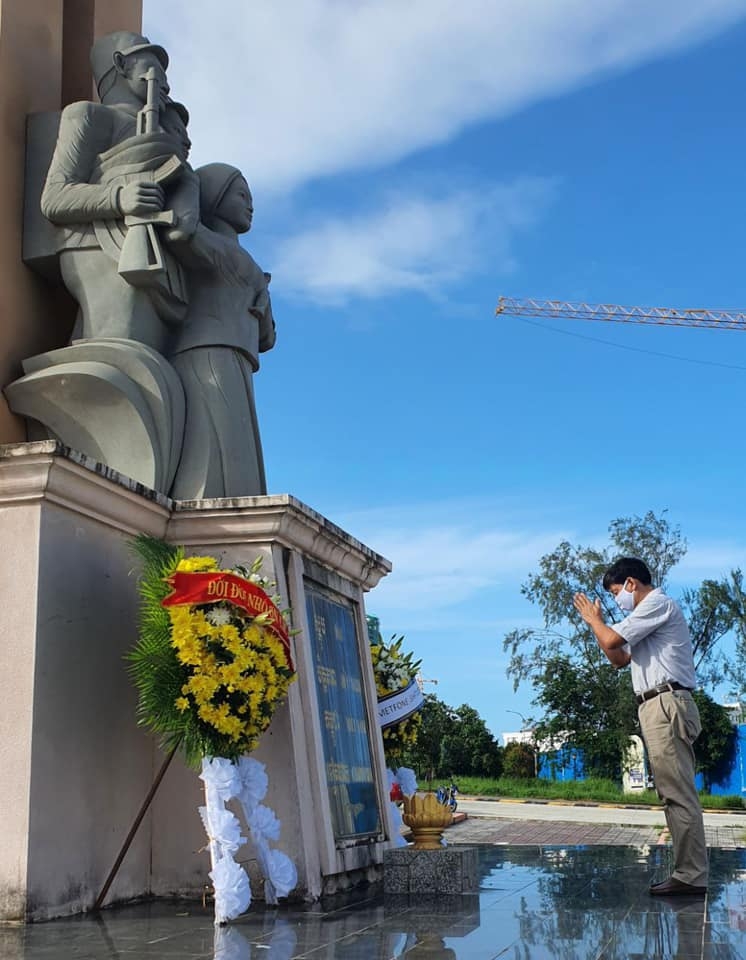 Tổng Lãnh sự quán Việt Nam tại Preah Sihanouk dâng hương tại Đài hữu nghị Campuchia-Việt Nam Tổng Lãnh sự quán Việt Nam tại Preah Sihanouk dâng hương tại Đài hữu nghị Campuchia-Việt Nam