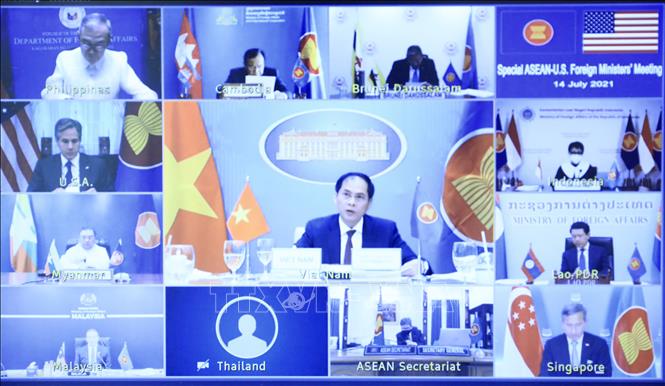 26 năm Việt Nam gia nhập ASEAN: Dấu ấn đối ngoại đa phương Bộ trưởng Ngoại giao Bùi Thanh Sơn (Việt Nam) cùng Bộ trưởng Ngoại giao các nước ASEAN và Hoa Kỳ dự hội nghị trực tuyến (Ảnh: TTXVN)