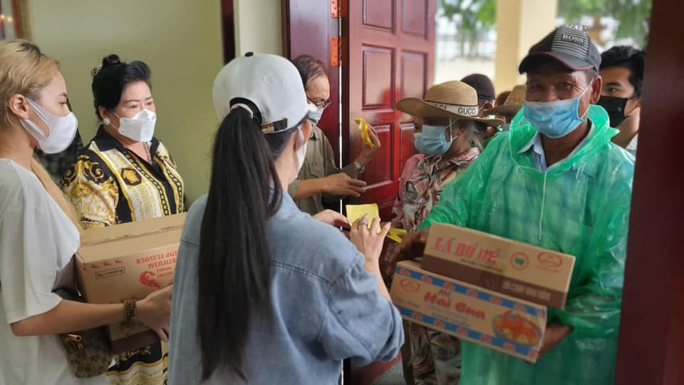 Phát quà cho 170 hộ gia đình gốc Việt và Campuchia gặp khó khăn tại TP Preah Sihanouk Phát quà cho 170 hộ gia đình gốc Việt và Campuchia gặp khó khăn tại TP Preah Sihanouk