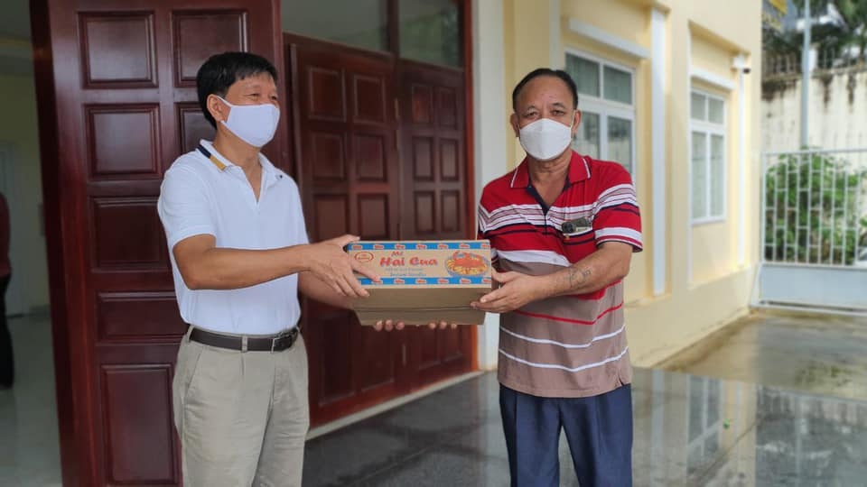 Phát quà cho 170 hộ gia đình gốc Việt và Campuchia gặp khó khăn tại TP Preah Sihanouk Phát quà cho 170 hộ gia đình gốc Việt và Campuchia gặp khó khăn tại TP Preah Sihanouk