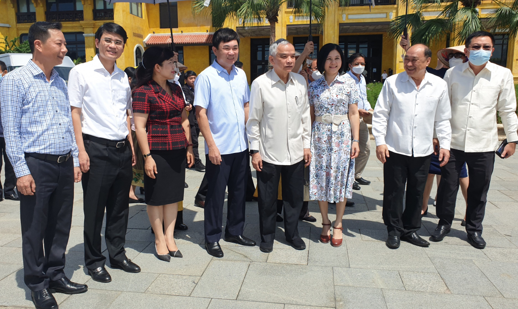 Đoàn Đại biểu cấp cao Quốc hội nước CHDCND Lào chụp ảnh lưu niệm cùng đại diện lãnh đạo tỉnh Quảng Ninh.