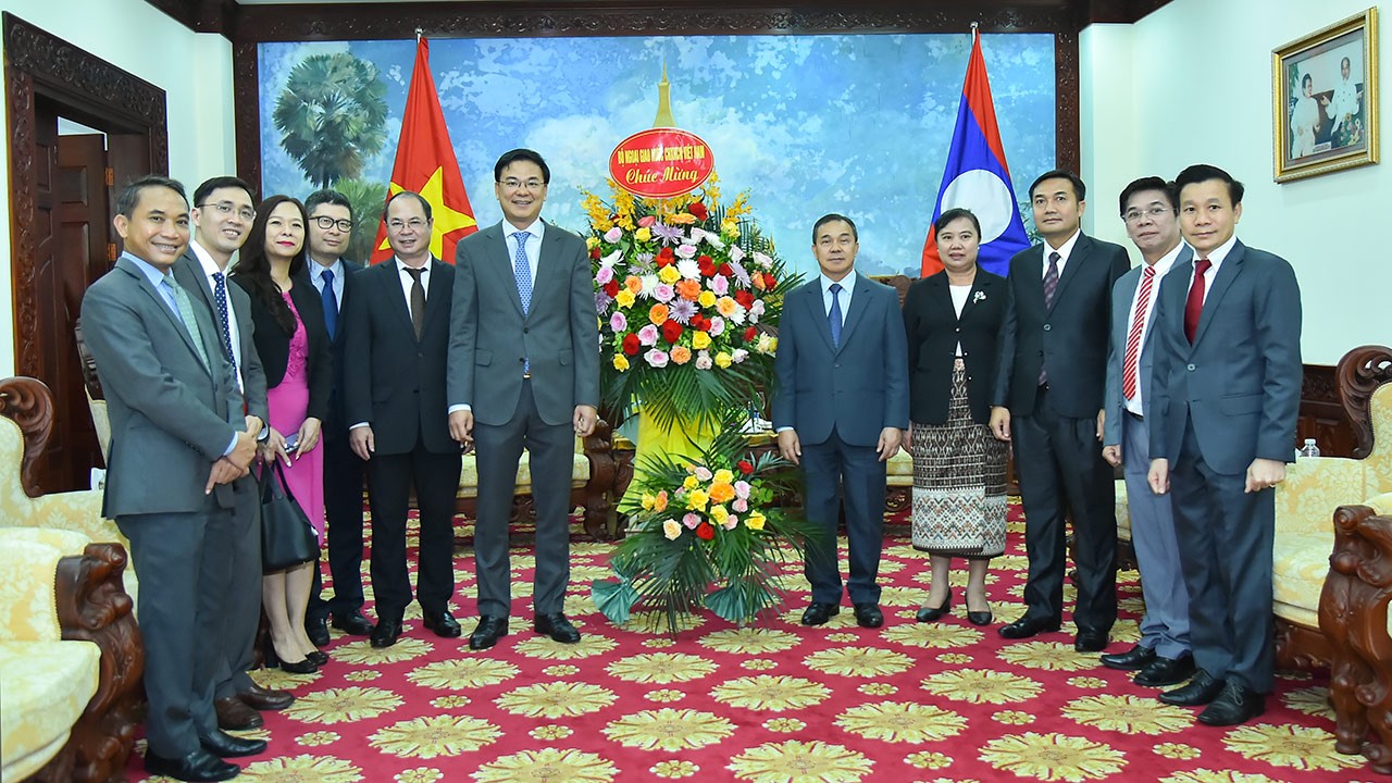 Thứ trưởng Ngoại giao Phạm Quang Hiệu dẫn đầu đoàn Bộ Ngoại giao đến Đại sứ quán Lào tại Việt Nam chúc mừng nhân dịp kỷ niệm 60 năm Ngày thiết lập quan hệ ngoại giao Việt Nam-Lào. (Ảnh: Anh Sơn)