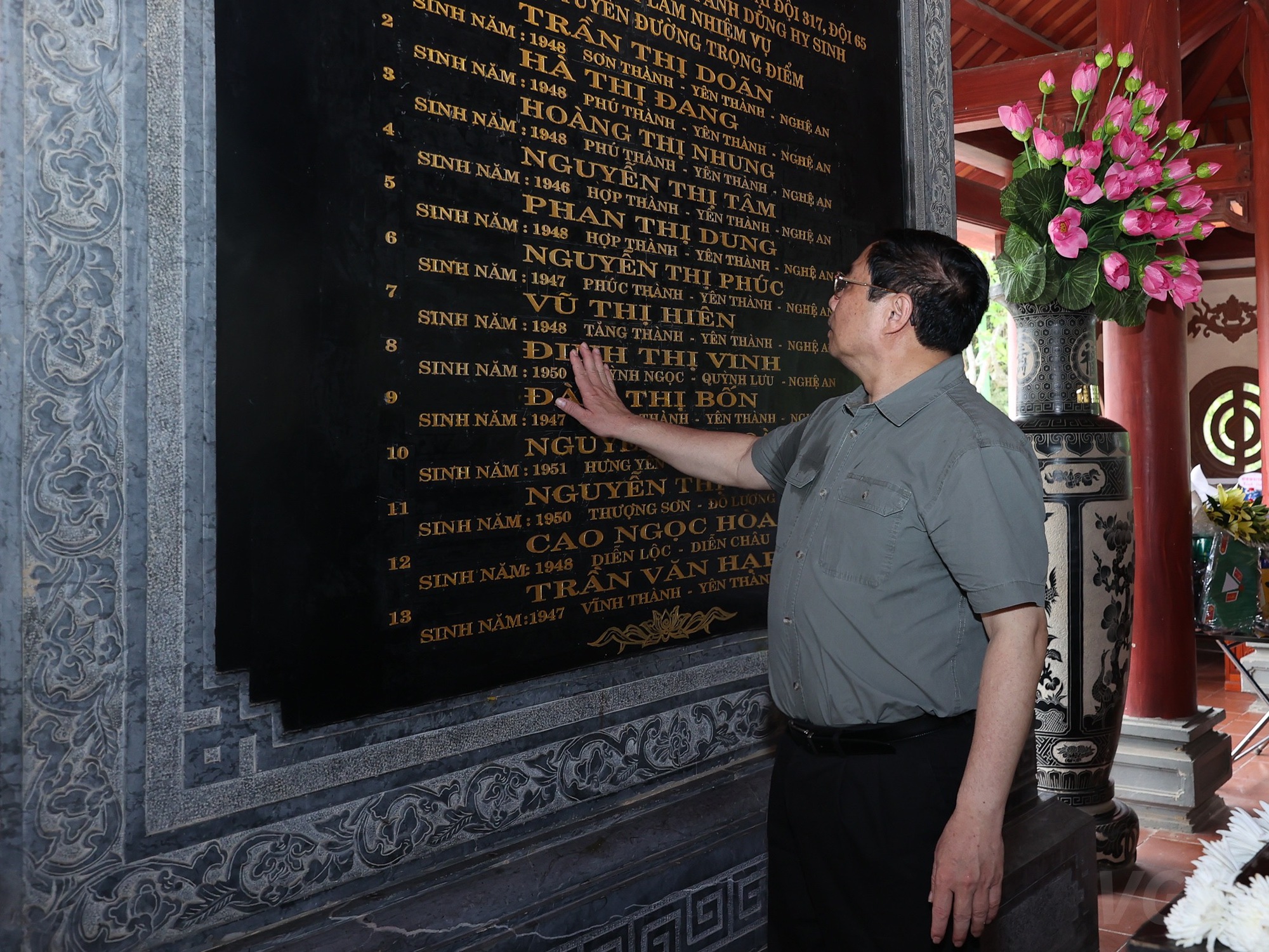 Thủ tướng dâng hương tưởng niệm Chủ tịch Hồ Chí Minh, tri ân anh hùng, liệt sĩ tại các ‘địa chỉ đỏ’ ở Nghệ An - Ảnh 10. Thủ tướng dâng hương tưởng niệm Chủ tịch Hồ Chí Minh, tri ân anh hùng, liệt sĩ tại các ‘địa chỉ đỏ’ ở Nghệ An - Ảnh 10.