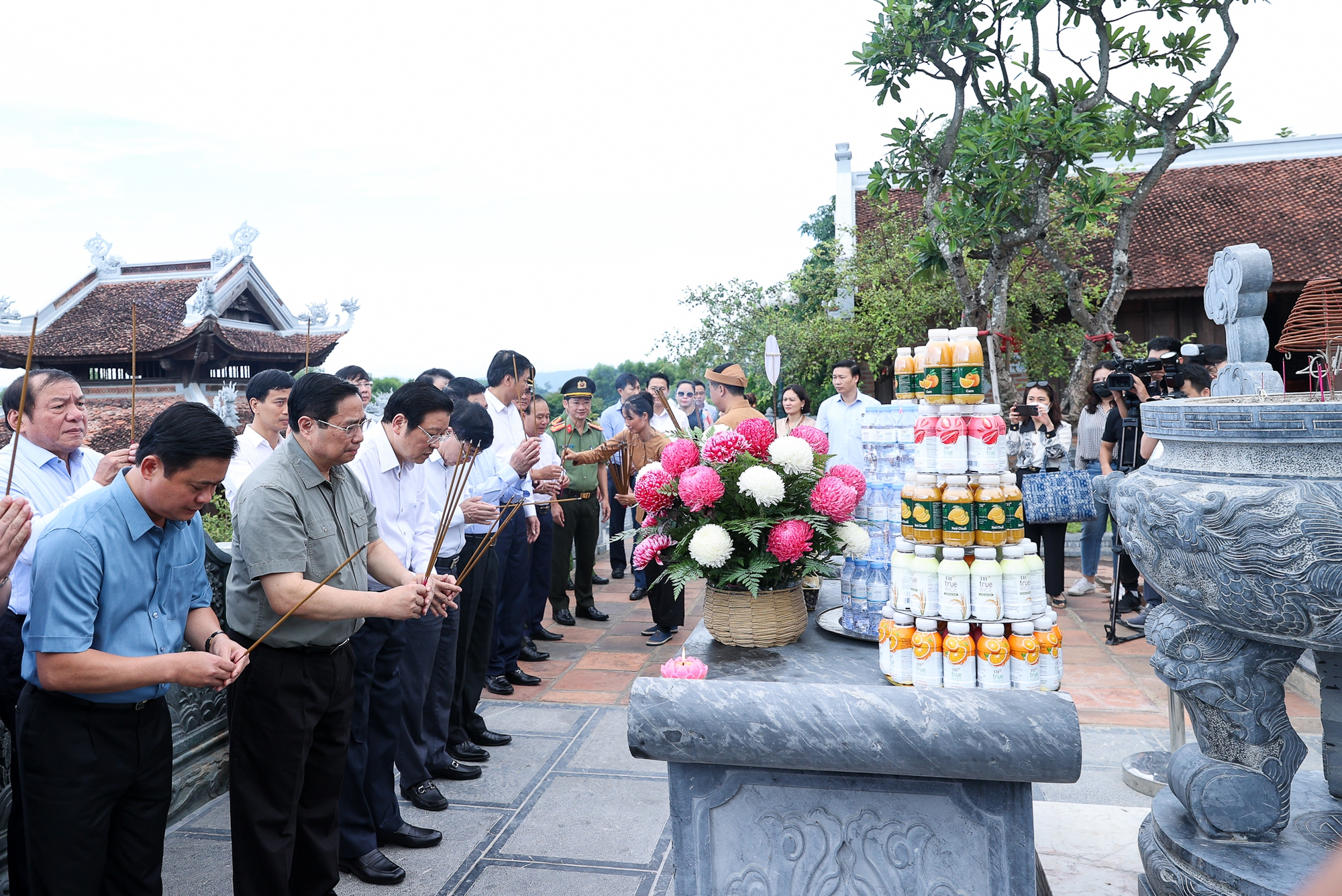 Thủ tướng dâng hương tưởng niệm Chủ tịch Hồ Chí Minh, tri ân anh hùng, liệt sĩ tại các ‘địa chỉ đỏ’ ở Nghệ An - Ảnh 5. Thủ tướng dâng hương tưởng niệm Chủ tịch Hồ Chí Minh, tri ân anh hùng, liệt sĩ tại các ‘địa chỉ đỏ’ ở Nghệ An - Ảnh 5.