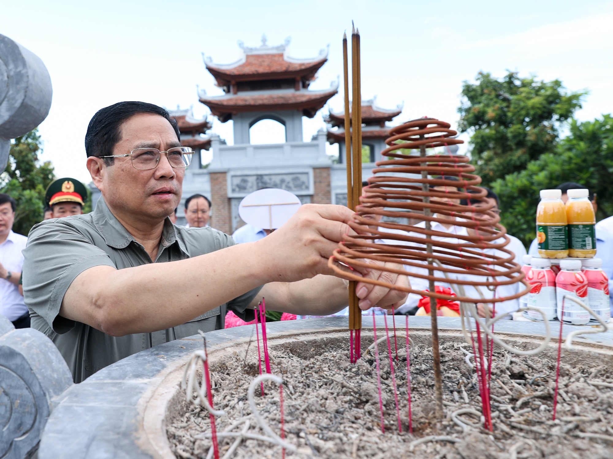Thủ tướng dâng hương tưởng niệm Chủ tịch Hồ Chí Minh, tri ân anh hùng, liệt sĩ tại các ‘địa chỉ đỏ’ ở Nghệ An - Ảnh 6. Thủ tướng dâng hương tưởng niệm Chủ tịch Hồ Chí Minh, tri ân anh hùng, liệt sĩ tại các ‘địa chỉ đỏ’ ở Nghệ An - Ảnh 6.