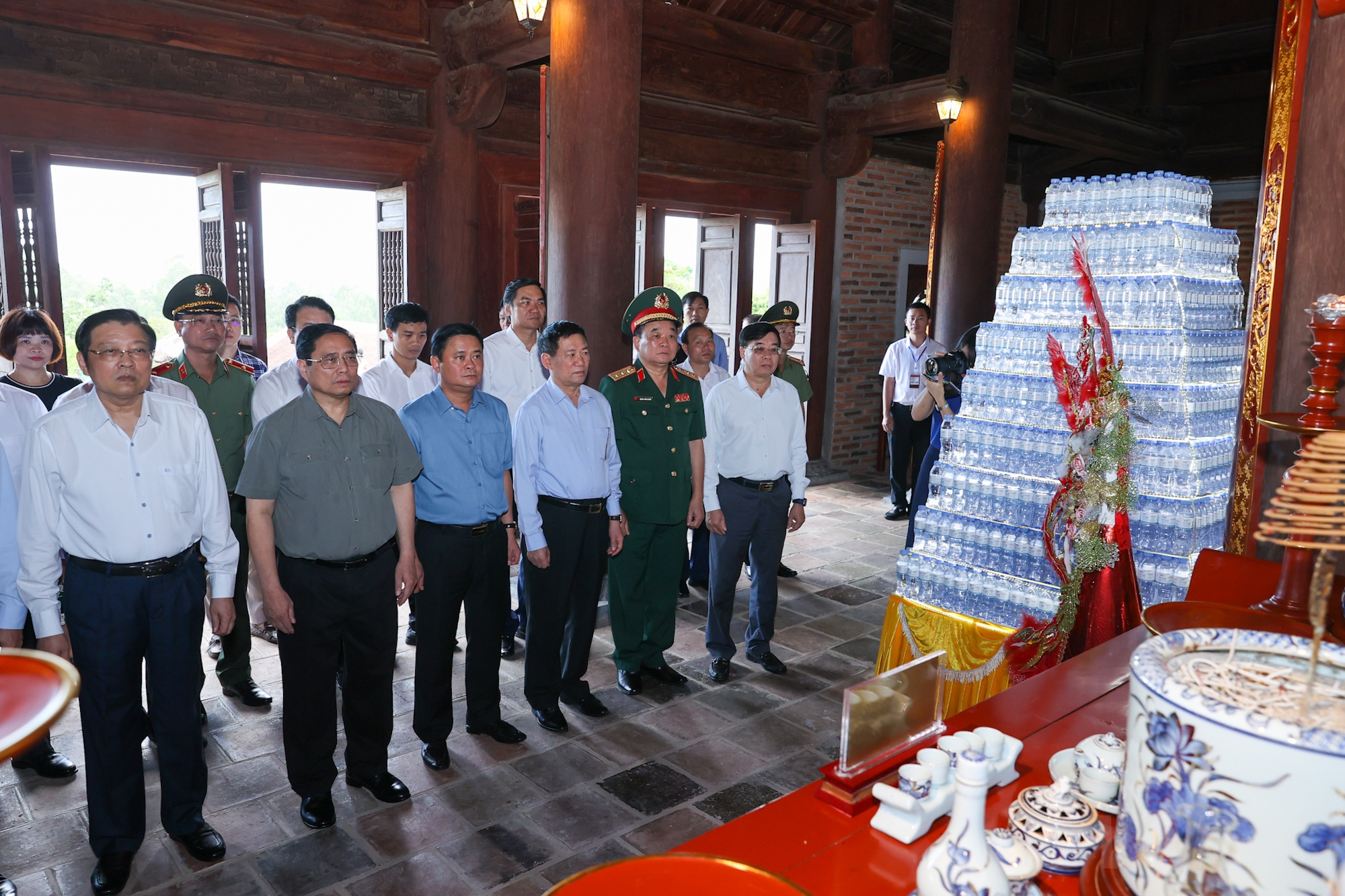 Thủ tướng dâng hương tưởng niệm Chủ tịch Hồ Chí Minh, tri ân anh hùng, liệt sĩ tại các ‘địa chỉ đỏ’ ở Nghệ An - Ảnh 7. Thủ tướng dâng hương tưởng niệm Chủ tịch Hồ Chí Minh, tri ân anh hùng, liệt sĩ tại các ‘địa chỉ đỏ’ ở Nghệ An - Ảnh 7.