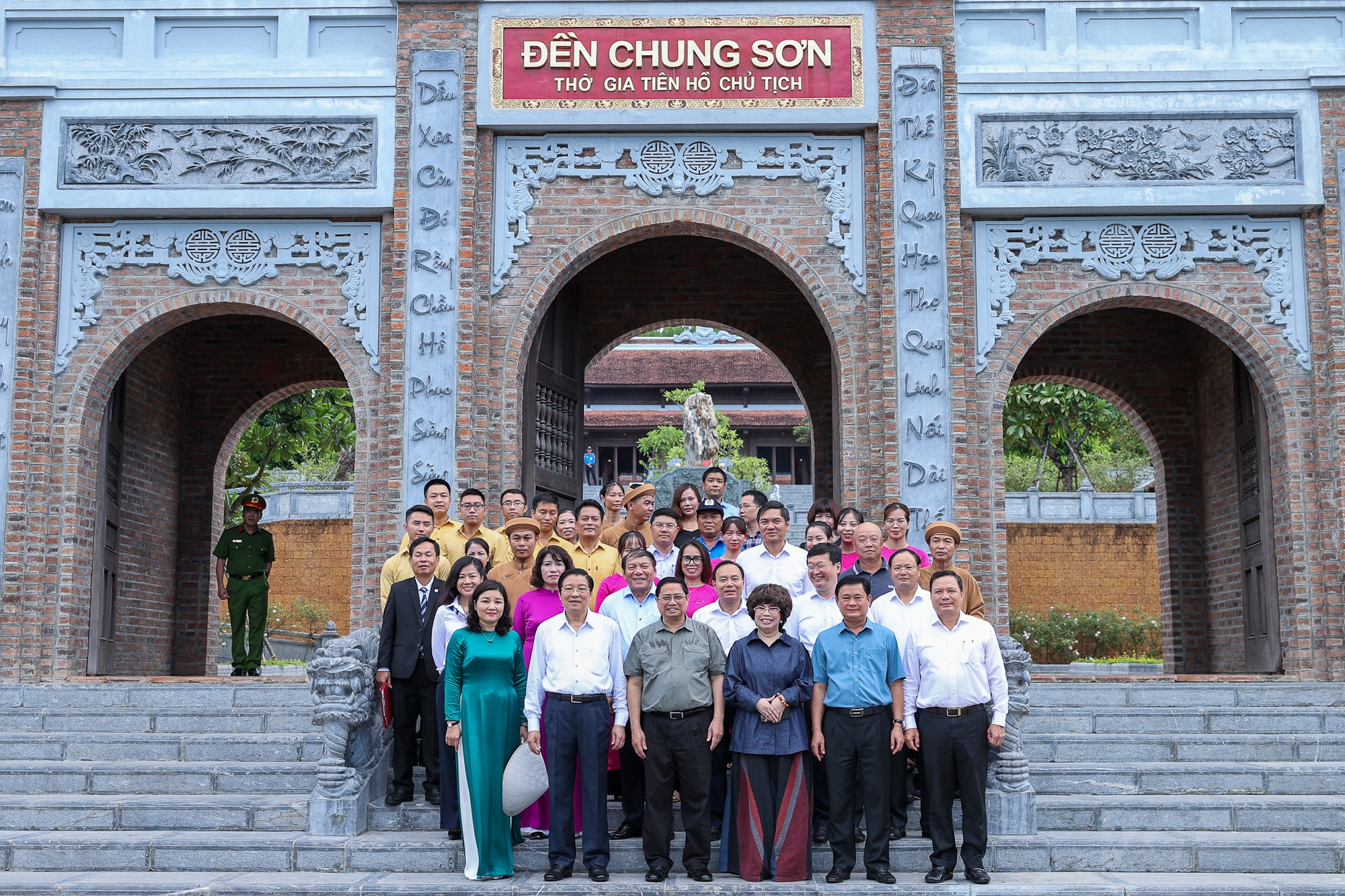 Thủ tướng dâng hương tưởng niệm Chủ tịch Hồ Chí Minh, tri ân anh hùng, liệt sĩ tại các ‘địa chỉ đỏ’ ở Nghệ An - Ảnh 8. Thủ tướng dâng hương tưởng niệm Chủ tịch Hồ Chí Minh, tri ân anh hùng, liệt sĩ tại các ‘địa chỉ đỏ’ ở Nghệ An - Ảnh 8.