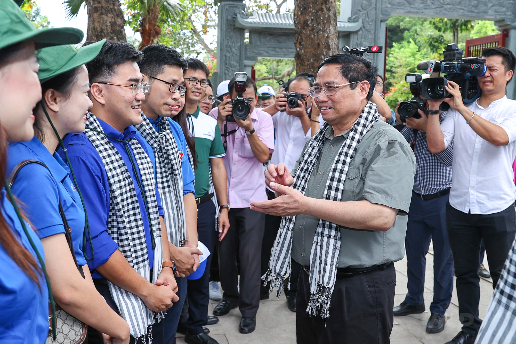Thủ tướng dâng hương tưởng niệm Chủ tịch Hồ Chí Minh, tri ân anh hùng, liệt sĩ tại các ‘địa chỉ đỏ’ ở Nghệ An - Ảnh 9. Thủ tướng dâng hương tưởng niệm Chủ tịch Hồ Chí Minh, tri ân anh hùng, liệt sĩ tại các ‘địa chỉ đỏ’ ở Nghệ An - Ảnh 9.