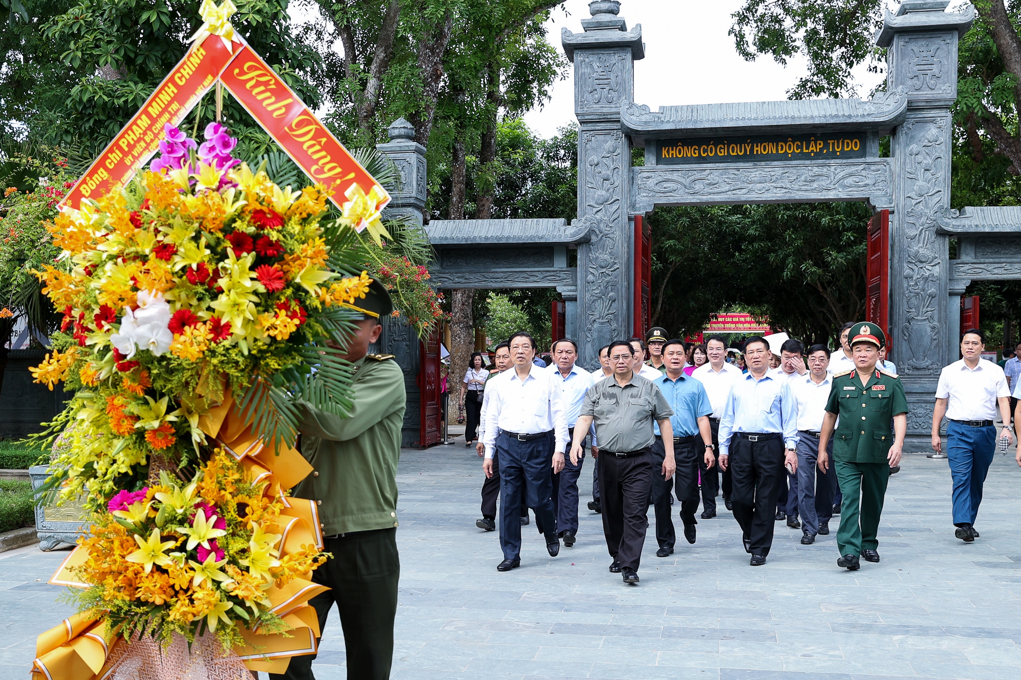 Thủ tướng dâng hương tưởng niệm Chủ tịch Hồ Chí Minh, tri ân anh hùng, liệt sĩ tại các ‘địa chỉ đỏ’ ở Nghệ An - Ảnh 1. Thủ tướng dâng hương tưởng niệm Chủ tịch Hồ Chí Minh, tri ân anh hùng, liệt sĩ tại các ‘địa chỉ đỏ’ ở Nghệ An - Ảnh 1.
