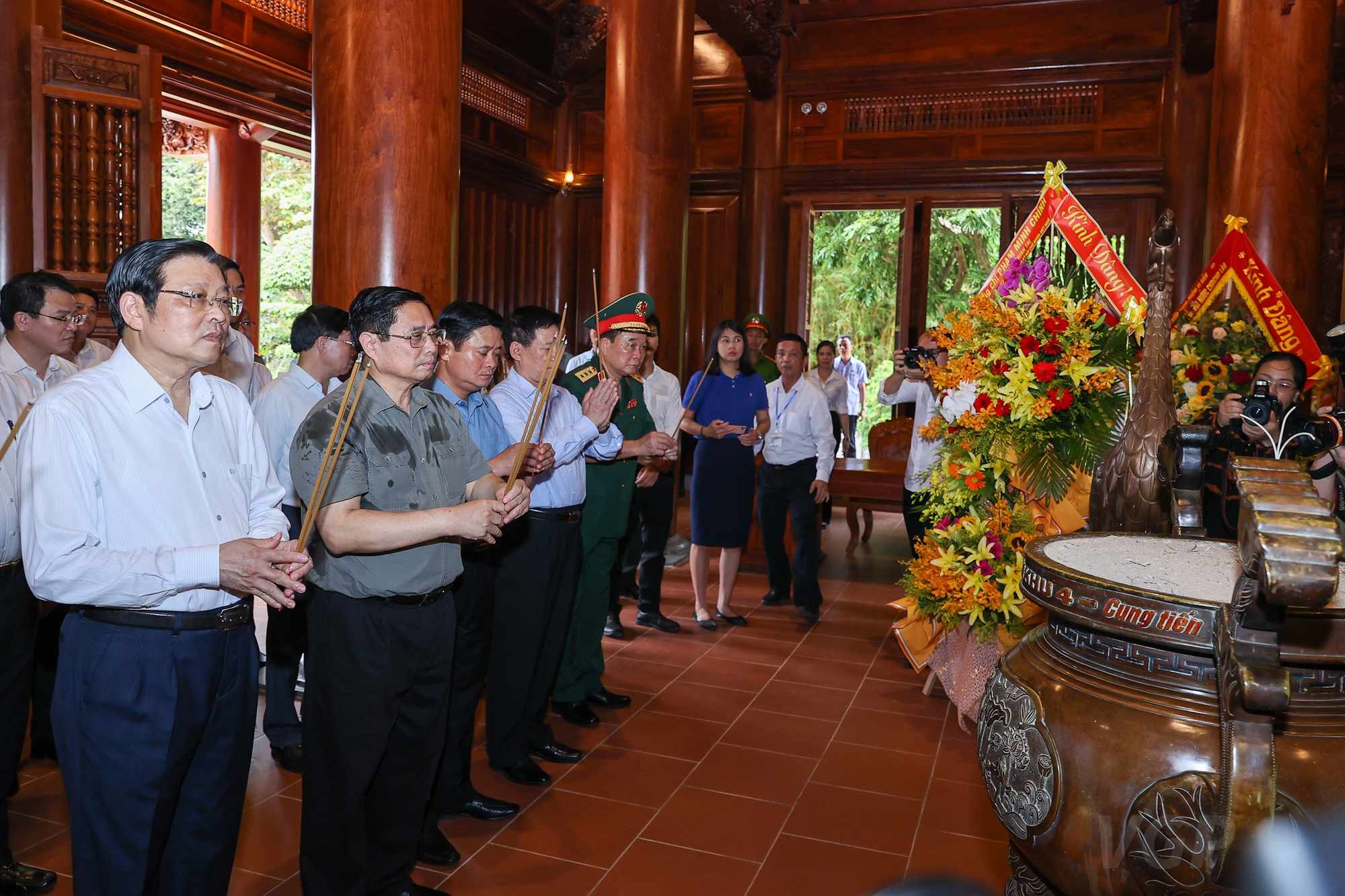 Thủ tướng dâng hương tưởng niệm Chủ tịch Hồ Chí Minh, tri ân anh hùng, liệt sĩ tại các ‘địa chỉ đỏ’ ở Nghệ An - Ảnh 3. Thủ tướng dâng hương tưởng niệm Chủ tịch Hồ Chí Minh, tri ân anh hùng, liệt sĩ tại các ‘địa chỉ đỏ’ ở Nghệ An - Ảnh 3.