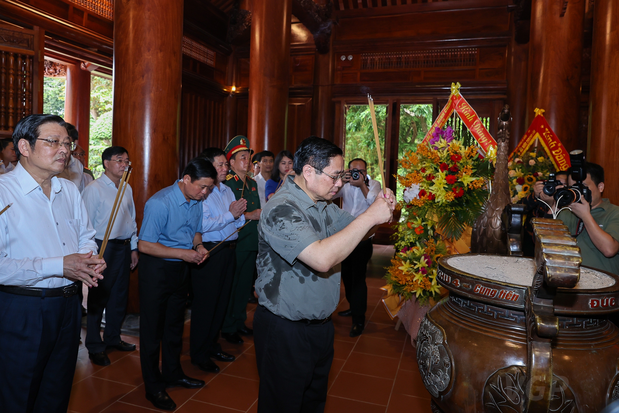 Thủ tướng dâng hương tưởng niệm Chủ tịch Hồ Chí Minh, tri ân anh hùng, liệt sĩ tại các ‘địa chỉ đỏ’ ở Nghệ An - Ảnh 4. Thủ tướng dâng hương tưởng niệm Chủ tịch Hồ Chí Minh, tri ân anh hùng, liệt sĩ tại các ‘địa chỉ đỏ’ ở Nghệ An - Ảnh 4.
