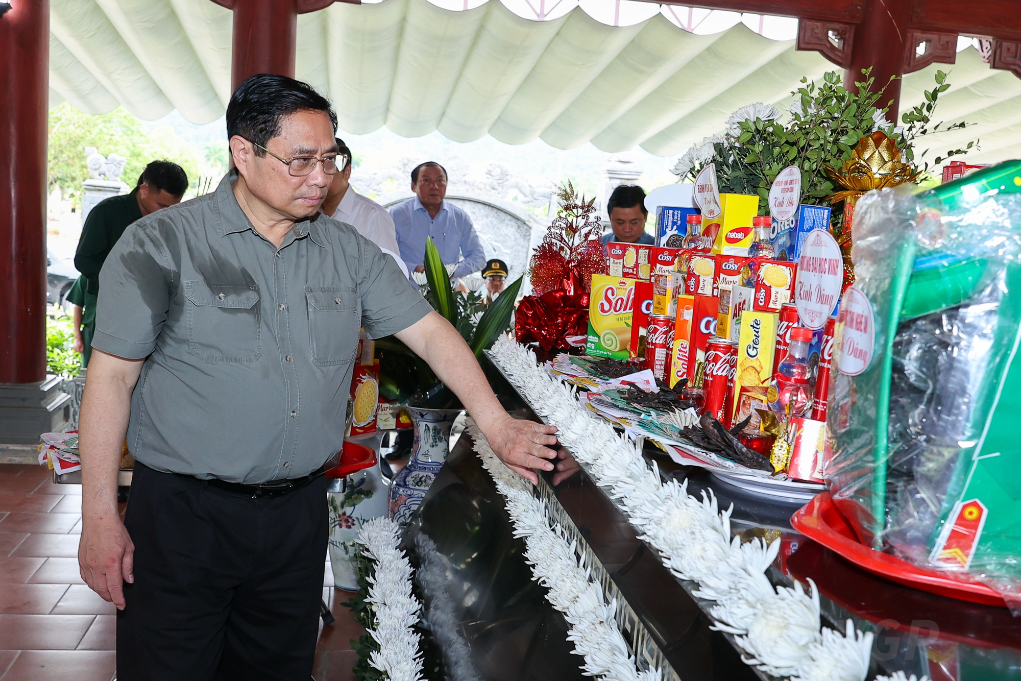Thủ tướng dâng hương tưởng niệm Chủ tịch Hồ Chí Minh, tri ân anh hùng, liệt sĩ tại các ‘địa chỉ đỏ’ ở Nghệ An - Ảnh 12. Thủ tướng dâng hương tưởng niệm Chủ tịch Hồ Chí Minh, tri ân anh hùng, liệt sĩ tại các ‘địa chỉ đỏ’ ở Nghệ An - Ảnh 12.