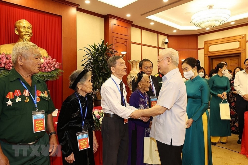 Tổng Bí thư gặp mặt thân mật các đại biểu người có công tiêu biểu tong bi thu gap mat than mat cac dai bieu nguoi co cong tieu bieu