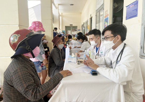 Khám bệnh, phát thuốc, trao tặng quà cho người dân, học sinh khó khăn vùng biên giới Bình Phước ảnh 5